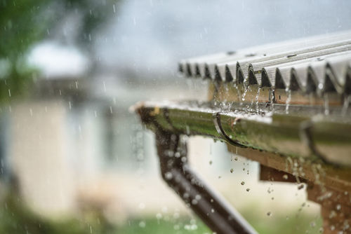 Naprawa drobnych uszkodzeń i przegląd dachu przed nadejściem zimy